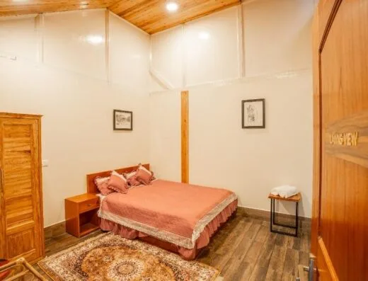 Rhododendron – Lawn View (*2 Guest *1 King Bed)