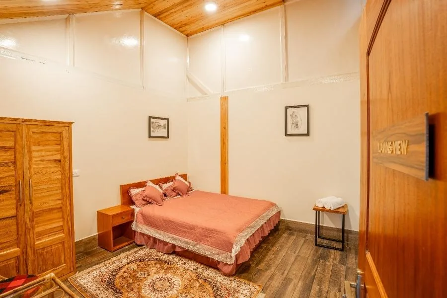 Rhododendron – Lawn View (*2 Guest *1 King Bed)